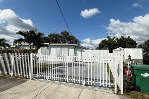 Снять в аренду виллу или дом в Майами, Флорида 3 спальни, 128.21м2, № 1972206 - фото 5