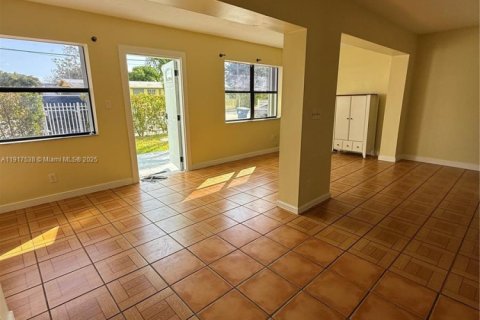 Снять в аренду виллу или дом в Майами, Флорида 3 спальни, 128.21м2, № 1972206 - фото 16