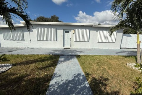 Снять в аренду виллу или дом в Майами, Флорида 3 спальни, 128.21м2, № 1972206 - фото 2