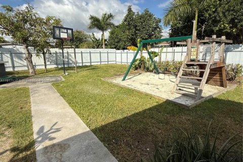 Снять в аренду виллу или дом в Майами, Флорида 3 спальни, 128.21м2, № 1972206 - фото 12