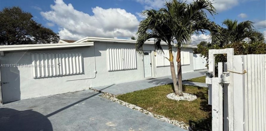 Дом в Майами, Флорида 3 спальни, 128.21м2 № 1972206