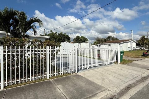 Снять в аренду виллу или дом в Майами, Флорида 3 спальни, 128.21м2, № 1972206 - фото 3