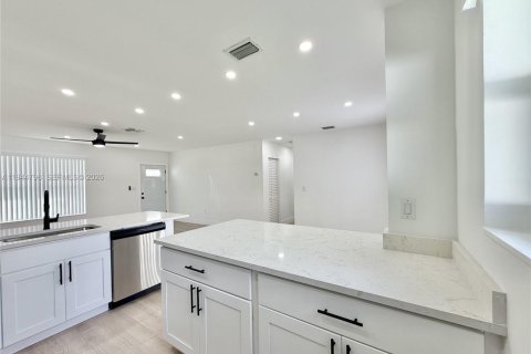 Casa en venta en Lauderhill, Florida, 3 dormitorios, 115.57 m2 № 2001957 - foto 3