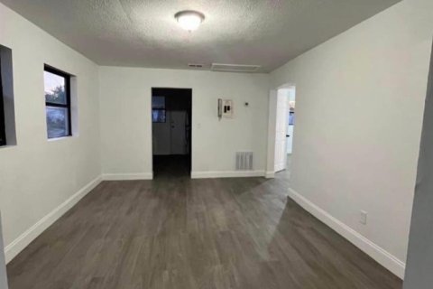 House in Cocoa, Florida 2 bedrooms, 57.97 sq.m. № 2177044 - photo 8
