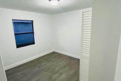 House in Cocoa, Florida 2 bedrooms, 57.97 sq.m. № 2177044 - photo 9
