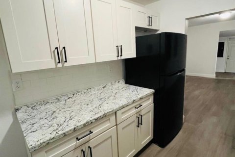House in Cocoa, Florida 2 bedrooms, 57.97 sq.m. № 2177044 - photo 4