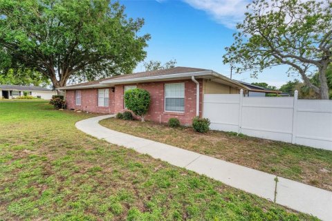 House in Winter Haven, Florida 3 bedrooms, 163.88 sq.m. № 1592088 - photo 2