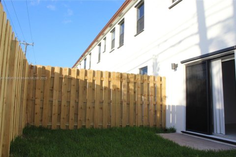 Townhouse in Miami, Florida 3 bedrooms, 137.96 sq.m. № 1929937 - photo 13
