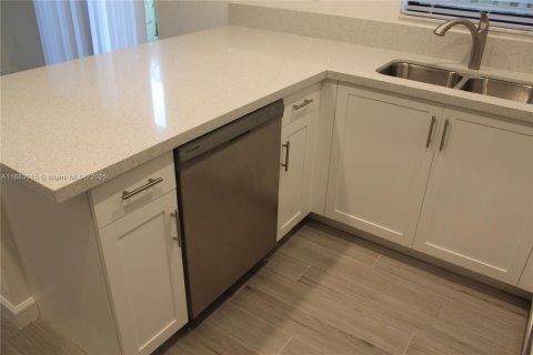 Townhouse in Miami, Florida 3 bedrooms, 137.96 sq.m. № 1929937 - photo 6