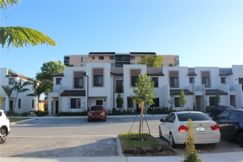 Townhouse in Miami, Florida 3 bedrooms, 137.96 sq.m. № 1929937 - photo 2
