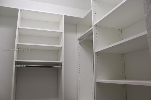 Townhouse in Miami, Florida 3 bedrooms, 137.96 sq.m. № 1929937 - photo 11