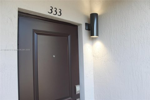 Townhouse in Miami, Florida 3 bedrooms, 137.96 sq.m. № 1929937 - photo 3