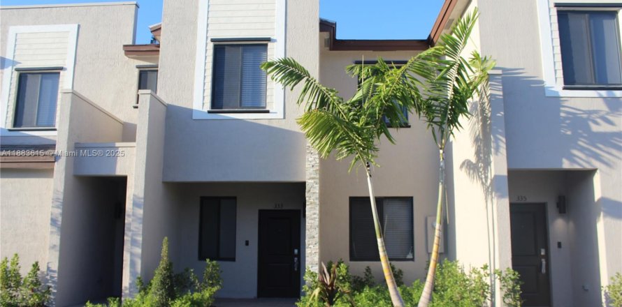 Townhouse in Miami, Florida 3 bedrooms, 137.96 sq.m. № 1929937