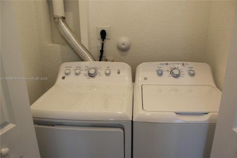 Townhouse in Miami, Florida 3 bedrooms, 137.96 sq.m. № 1929937 - photo 7