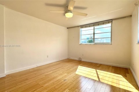 Condominio en alquiler en Miami Beach, Florida, 2 dormitorios, 91.79 m2 № 1896304 - foto 26