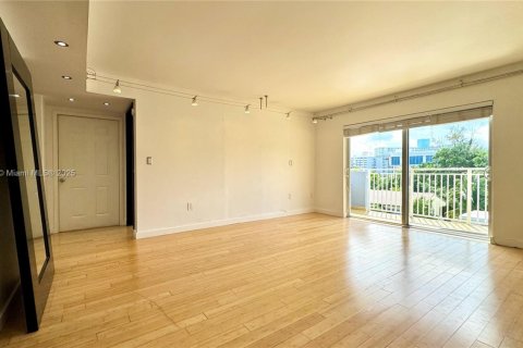 Condominio en alquiler en Miami Beach, Florida, 2 dormitorios, 91.79 m2 № 1896304 - foto 4