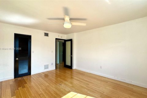 Condominio en alquiler en Miami Beach, Florida, 2 dormitorios, 91.79 m2 № 1896304 - foto 27
