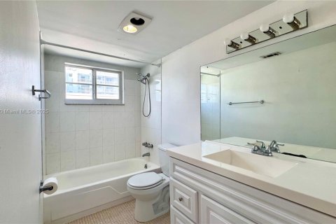 Condominio en alquiler en Miami Beach, Florida, 2 dormitorios, 91.79 m2 № 1896304 - foto 23