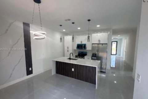 House in Lehigh Acres, Florida 6 bedrooms, 222.97 sq.m. № 2011304 - photo 2