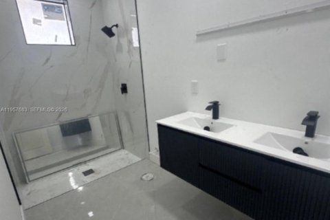 House in Lehigh Acres, Florida 6 bedrooms, 222.97 sq.m. № 2011304 - photo 3