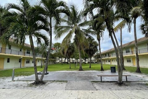 Condo in Lauderhill, Florida, 1 bedroom  № 2250489 - photo 2