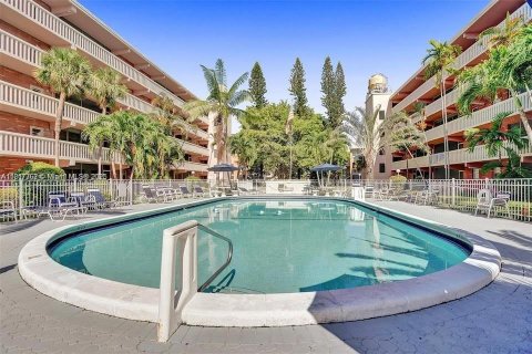 Купить кондоминиум в Халландейл-Бич, Флорида 1 спальня, 61.32м2, № 1939825 - фото 1