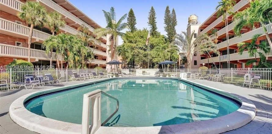 Кондоминиум с 1 спальней в Халландейл-Бич, Флорида № 1939825