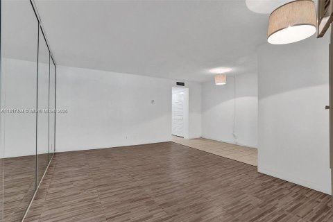 Купить кондоминиум в Халландейл-Бич, Флорида 1 спальня, 61.32м2, № 1939825 - фото 12