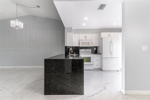 Купить кондоминиум в Тамарак, Флорида 2 спальни, 98.48м2, № 1760942 - фото 11