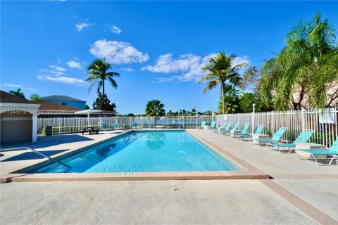 Купить виллу или дом в Катлер-Бей, Флорида 4 спальни, 180.79м2, № 2001339 - фото 22