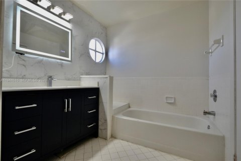 Купить виллу или дом в Катлер-Бей, Флорида 4 спальни, 180.79м2, № 2001339 - фото 13