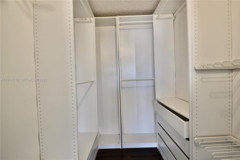 Купить виллу или дом в Катлер-Бей, Флорида 4 спальни, 180.79м2, № 2001339 - фото 16