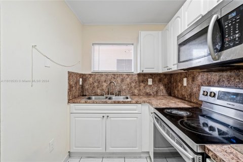 Condominio en venta en Hialeah, Florida, 2 dormitorios, 89.19 m2 № 2038122 - foto 13