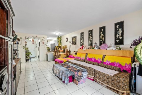Condominio en venta en Hialeah, Florida, 2 dormitorios, 89.19 m2 № 2038122 - foto 7