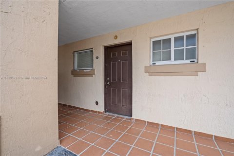 Condominio en venta en Hialeah, Florida, 2 dormitorios, 89.19 m2 № 2038122 - foto 3