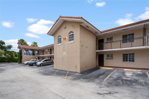 Condominio en venta en Hialeah, Florida, 2 dormitorios, 89.19 m2 № 2038122 - foto 2