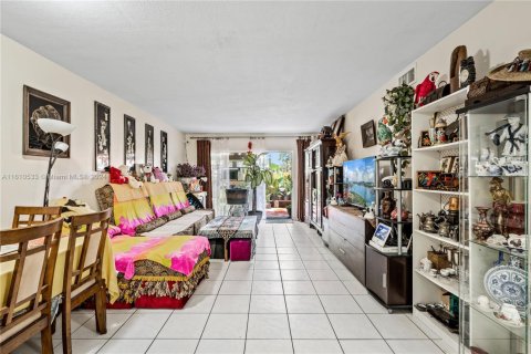 Condominio en venta en Hialeah, Florida, 2 dormitorios, 89.19 m2 № 2038122 - foto 6