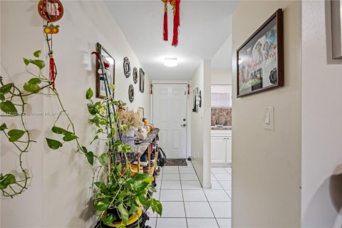 Condominio en venta en Hialeah, Florida, 2 dormitorios, 89.19 m2 № 2038122 - foto 4