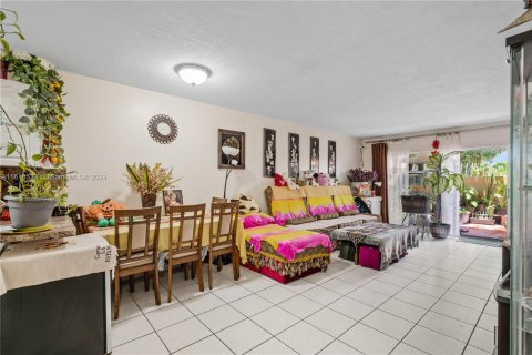 Condominio en venta en Hialeah, Florida, 2 dormitorios, 89.19 m2 № 2038122 - foto 5