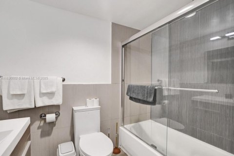 Condo in Miami Beach, Florida, 1 bedroom  № 1823504 - photo 16
