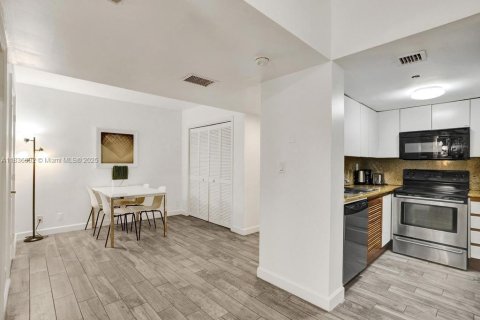 Condo in Miami Beach, Florida, 1 bedroom  № 1823504 - photo 12