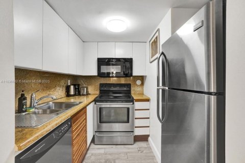 Condo in Miami Beach, Florida, 1 bedroom  № 1823504 - photo 13