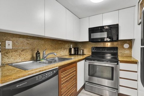 Condo in Miami Beach, Florida, 1 bedroom  № 1823504 - photo 14