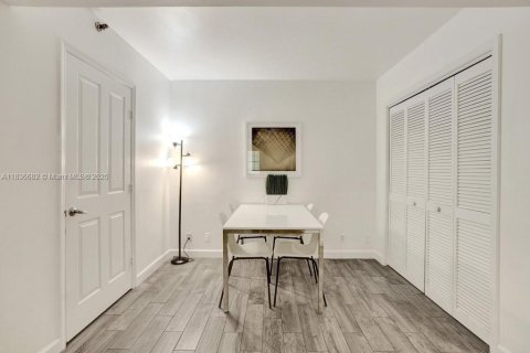 Condo in Miami Beach, Florida, 1 bedroom  № 1823504 - photo 17