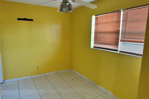 Condo in Sunrise, Florida, 2 bedrooms  № 2170009 - photo 24