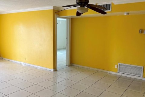 Condo in Sunrise, Florida, 2 bedrooms  № 2170009 - photo 8