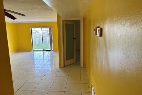 Condo in Sunrise, Florida, 2 bedrooms  № 2170009 - photo 23
