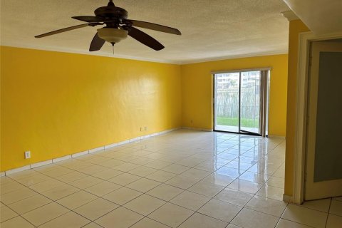 Condo in Sunrise, Florida, 2 bedrooms  № 2170009 - photo 21