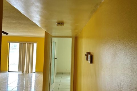 Condo in Sunrise, Florida, 2 bedrooms  № 2170009 - photo 10