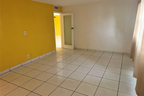 Condo in Sunrise, Florida, 2 bedrooms  № 2170009 - photo 16